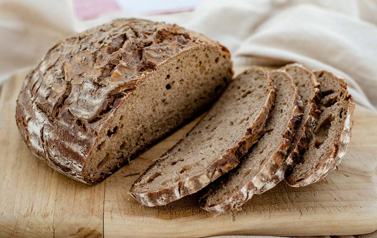 Frisch gebackenes Bauernbrot